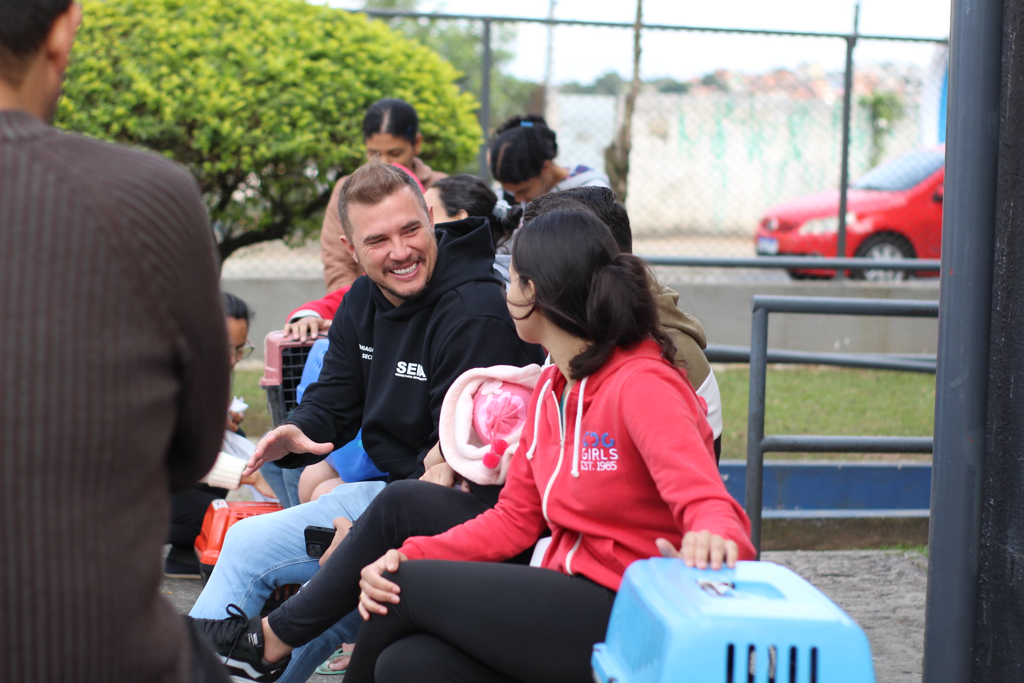 Thiago Surfista conversando com moradores da comunidade