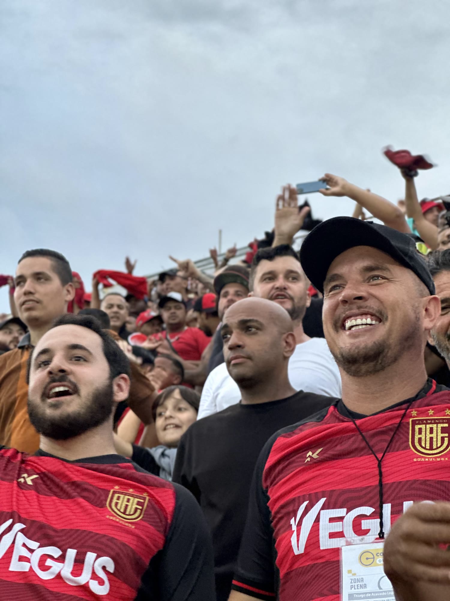 Thiago Surfista acompanhando uma partida de futebol com a comunidade