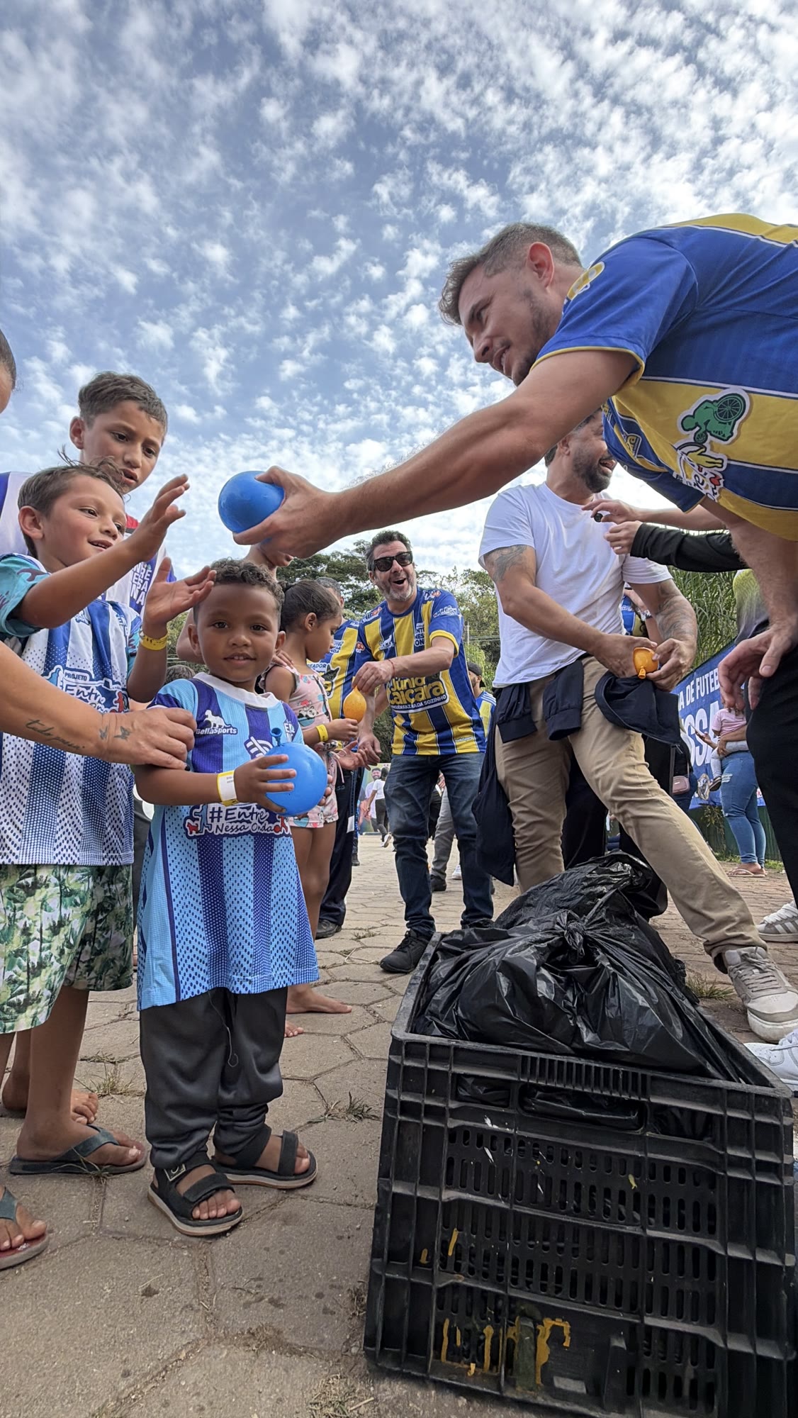 Thiago Surfista entregando brinquedos para crianças