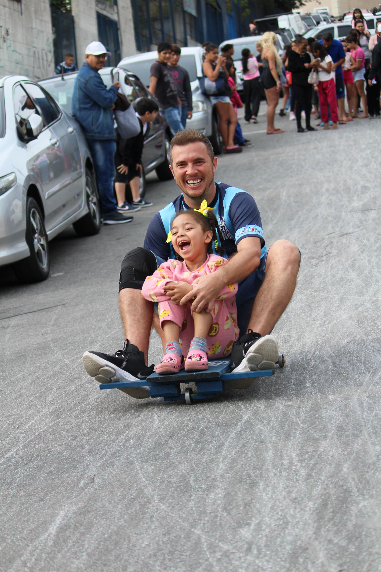 Thiago Surfista brincando com uma criança