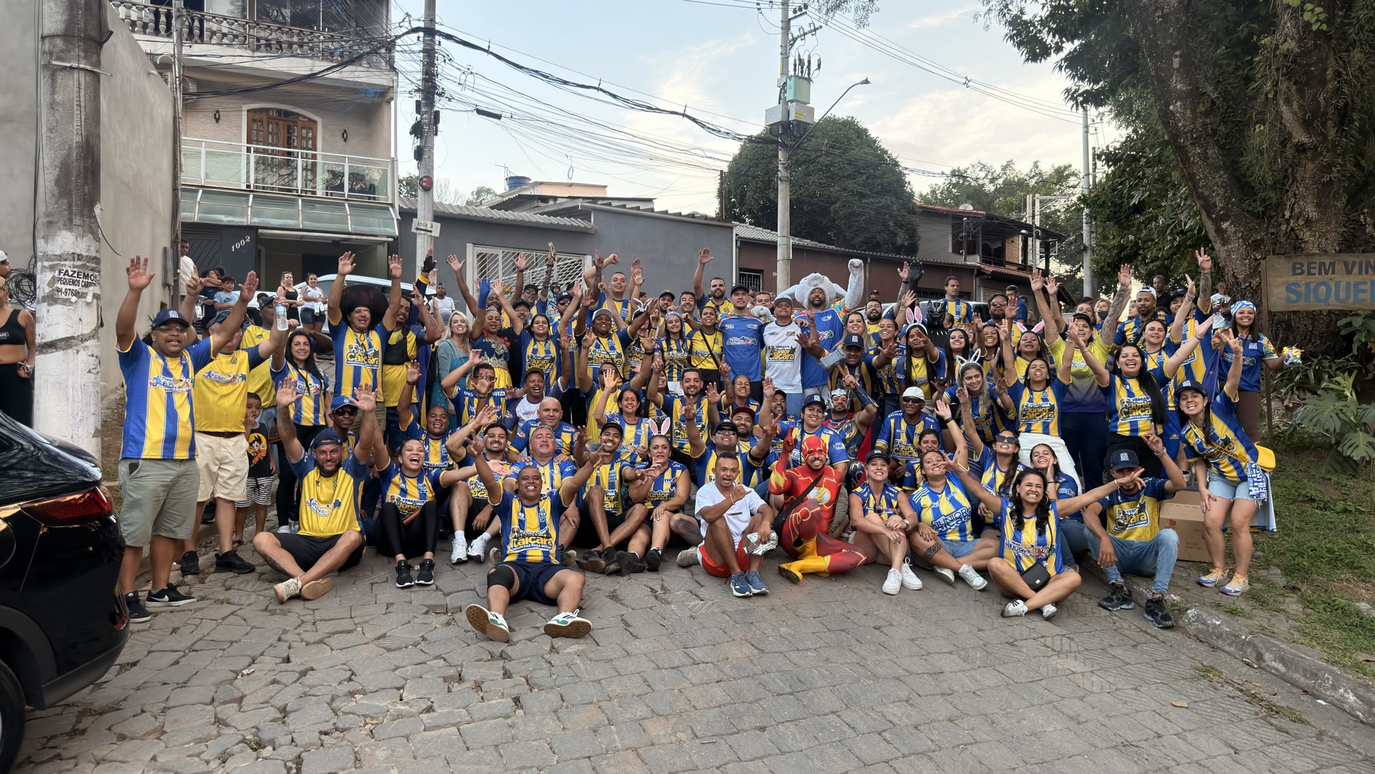Equipe Onda Azul reunida na comunidade