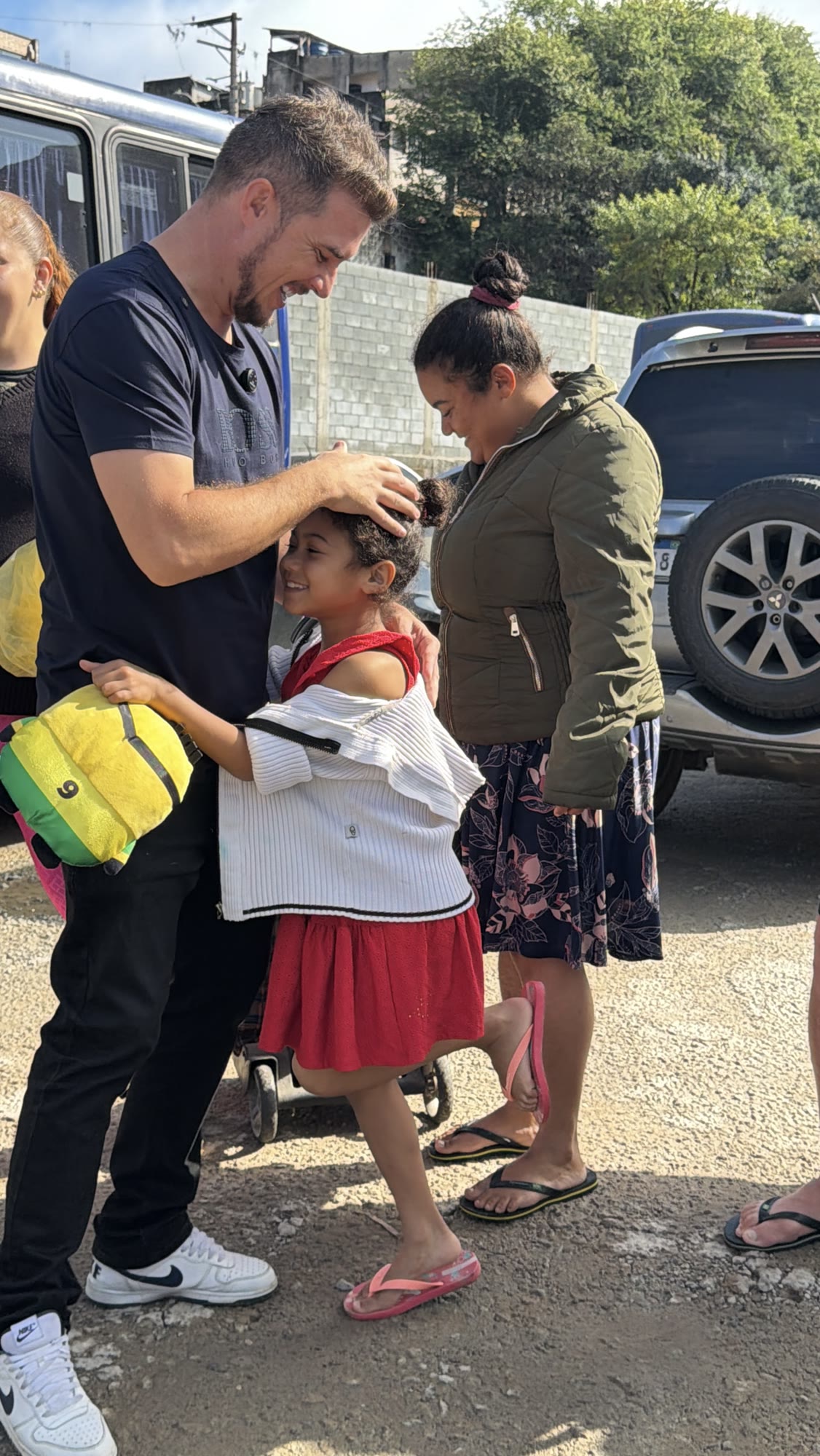 Thiago Surfista acolhendo uma família no bairro