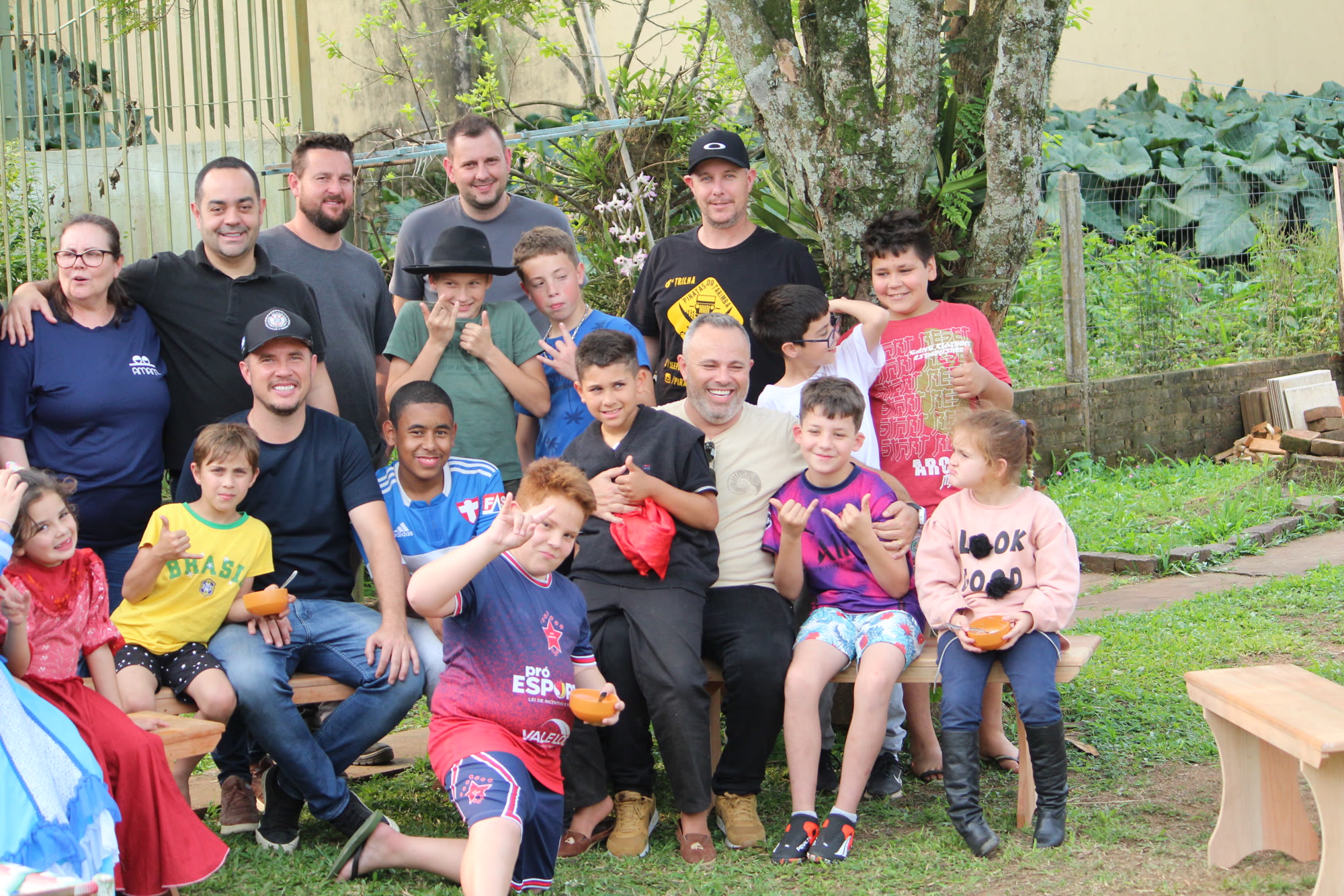 Thiago Surfista em ação social com crianças e voluntários